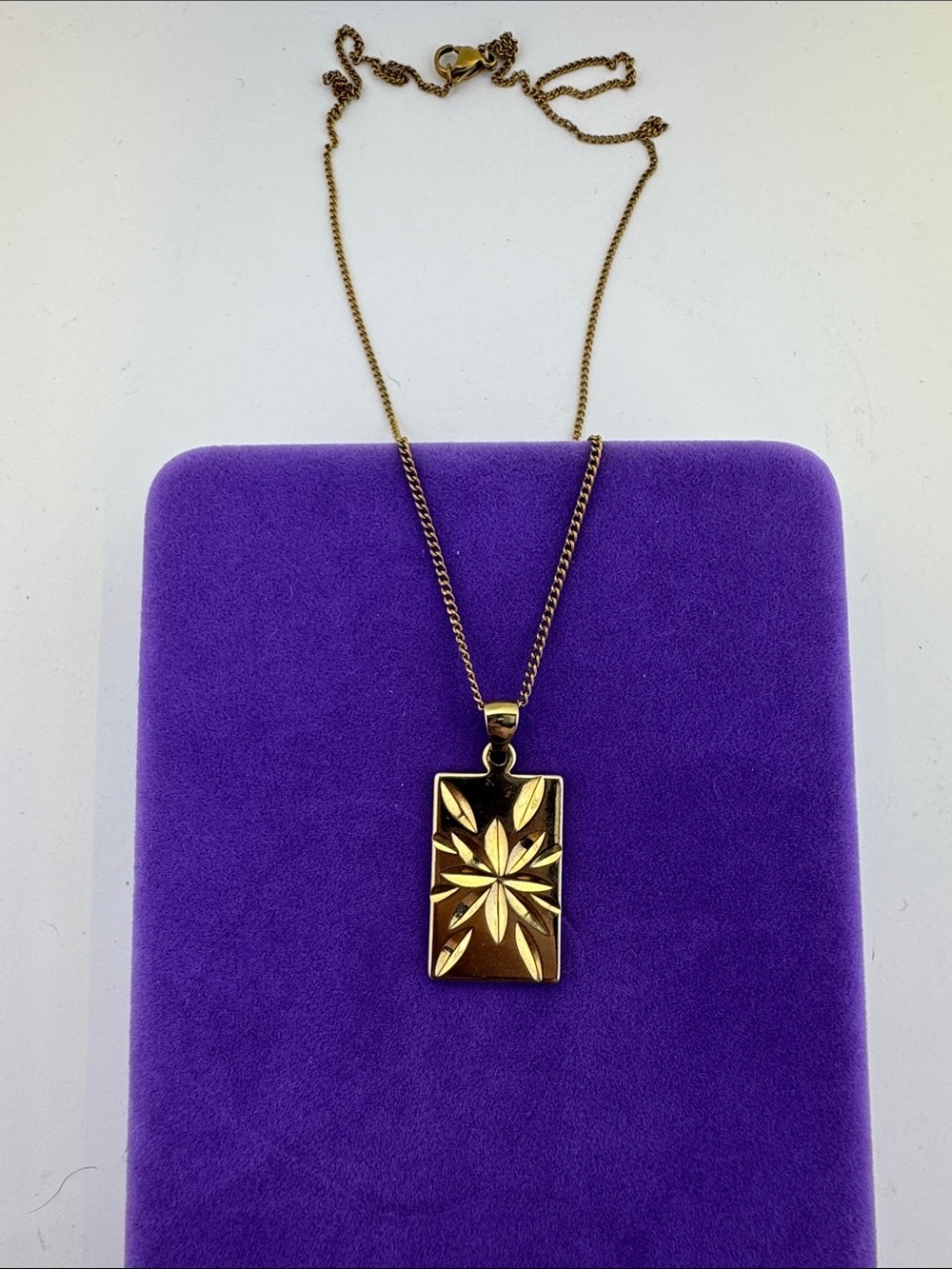 💛 Vintage Gold Tone Rectangular Starburst Pendant Necklace | Floral Diamond Cut